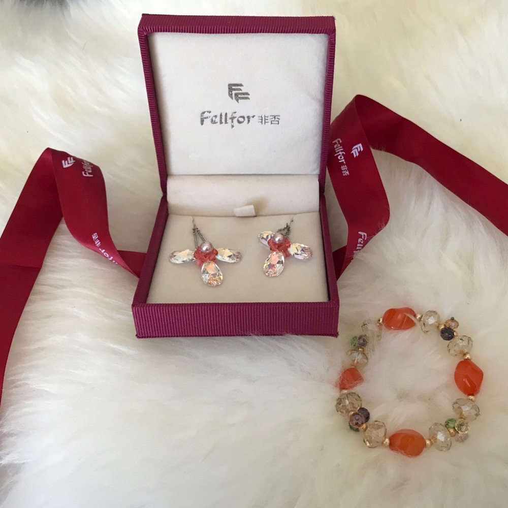 Gift box of earrings and bracelet